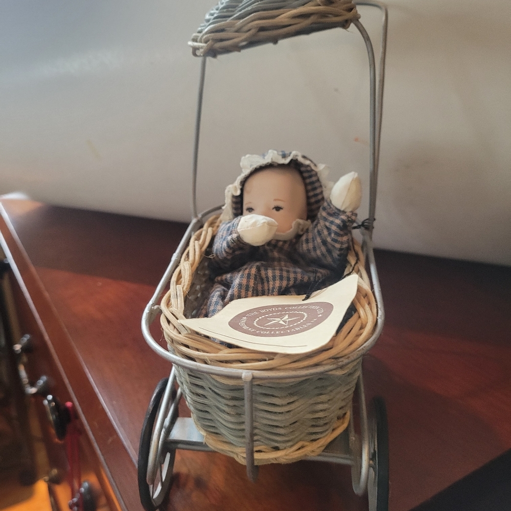 BOYD'S WICKER BABY DOLL CARRIAGE